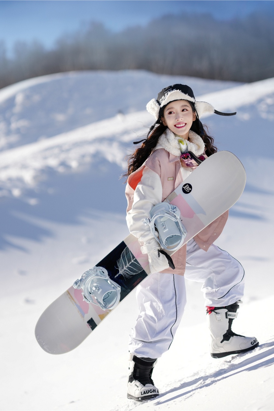 穿着滑雪服的人在雪地上描述已自动生成