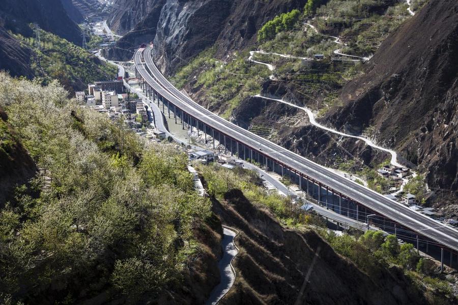 倪伟-13550206103天堑通途-拍摄于汶川克枯乡-汶马高速的建成将加速阿坝的发展