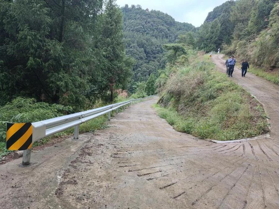 乡村振兴 | 达州银行帮扶双龙镇尚寺村修建公路防护栏