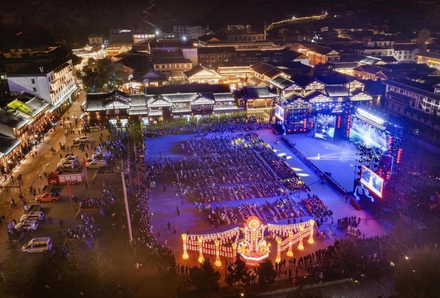 1，2022年11月17日晚，“花灯璀璨·盛世松潘”松潘县第六届古城花灯会文艺演出在松潘古城开幕。