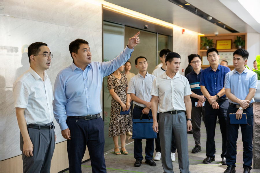 深圳市财政局资源环境处处长周连奇带队调研零碳产业运营中心