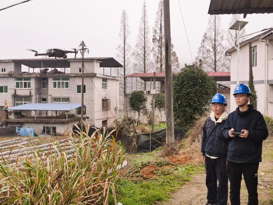 3月19日，国网光泽县供电公司工作人员利用无人机对10千伏高速线开展线路巡视。（范高旭摄）
