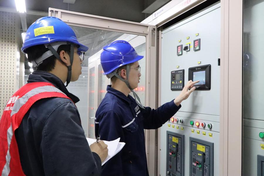 3月28日，福建送变电施工人员对站内设备进行投产送电前检查 (5)