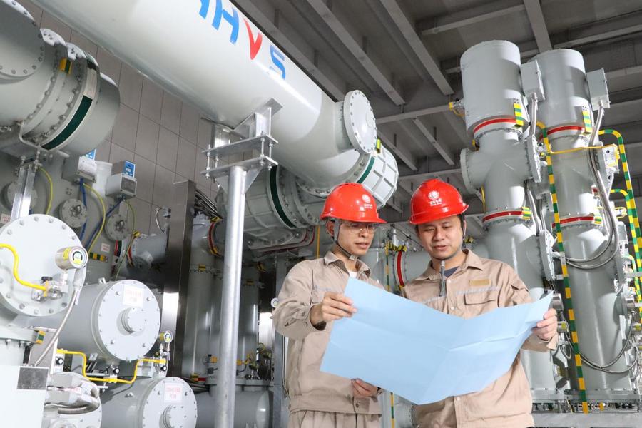 3月28日，福建送变电施工人员对站内设备进行投产送电前检查 (2)
